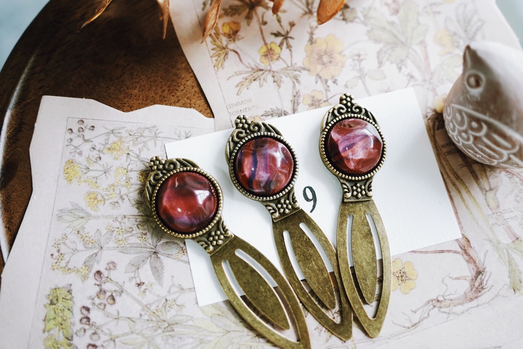 秋冬カラーのブックマーカー