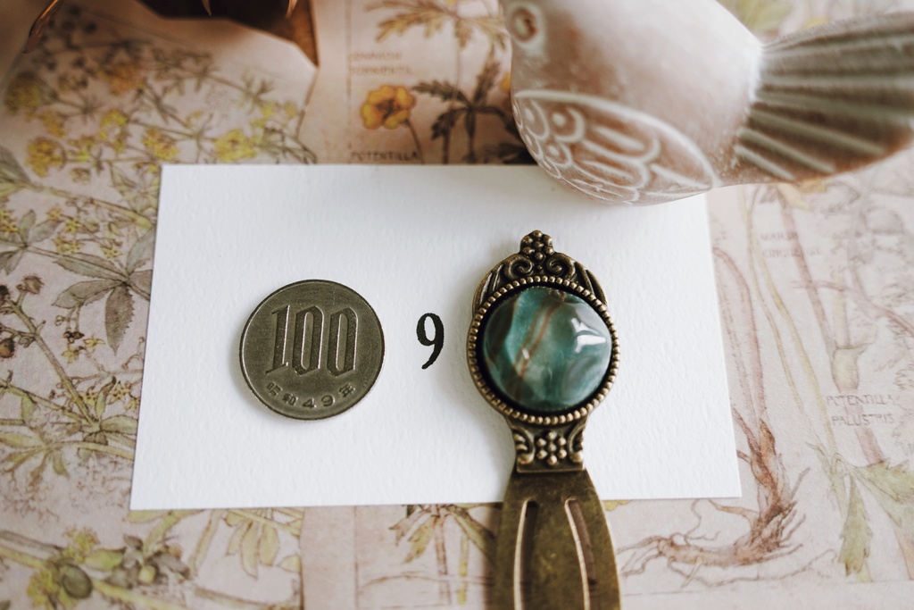 秋冬カラーのブックマーカー