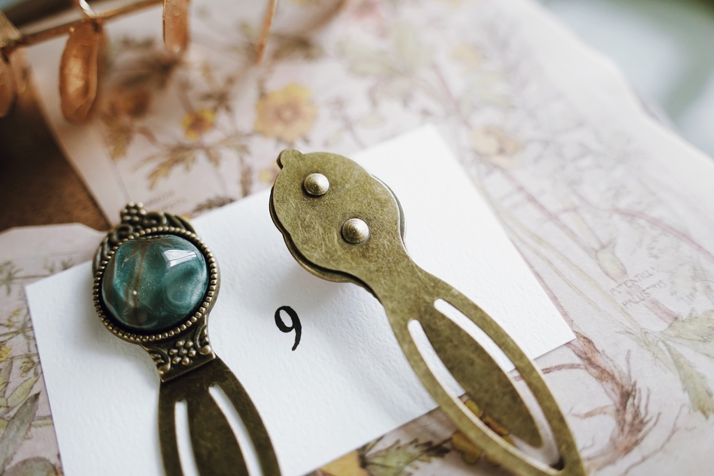 秋冬カラーのブックマーカー