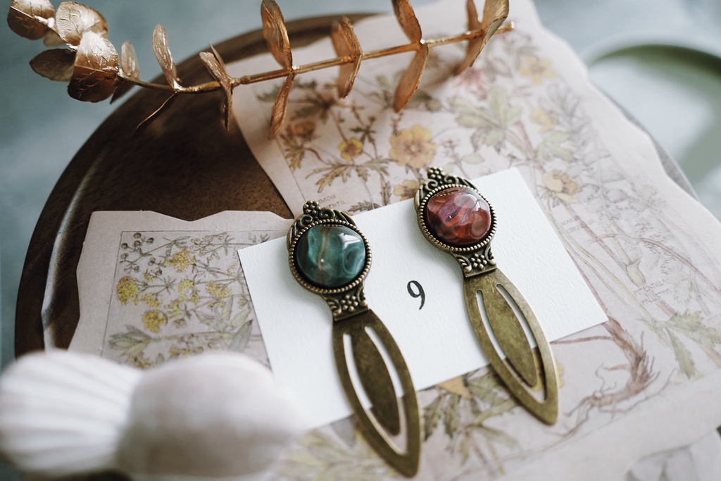 秋冬カラーのブックマーカー