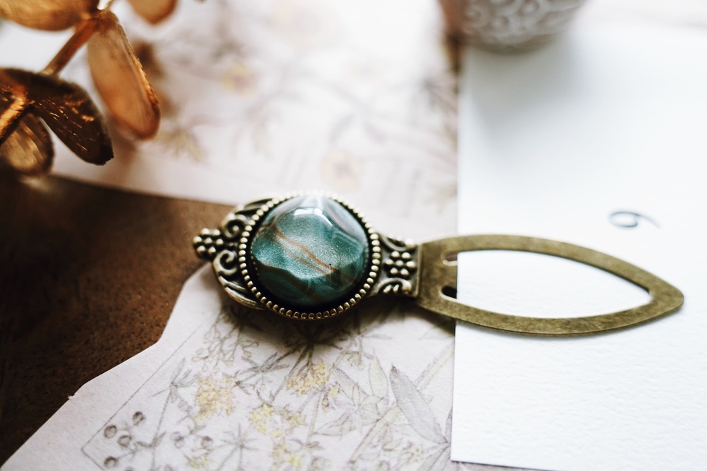 秋冬カラーのブックマーカー