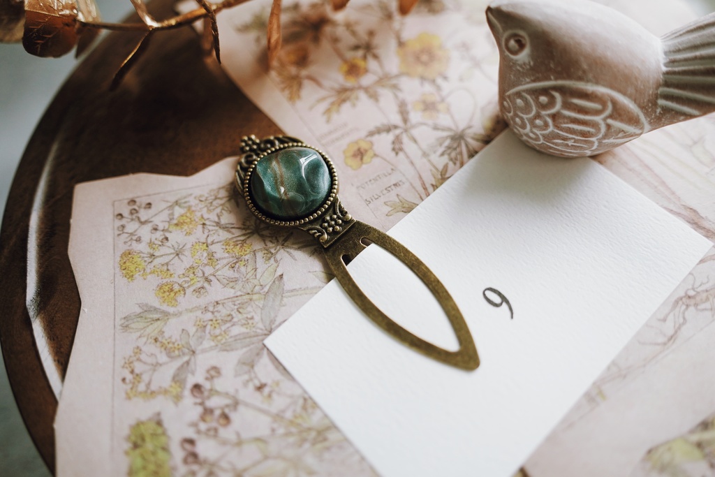 秋冬カラーのブックマーカー