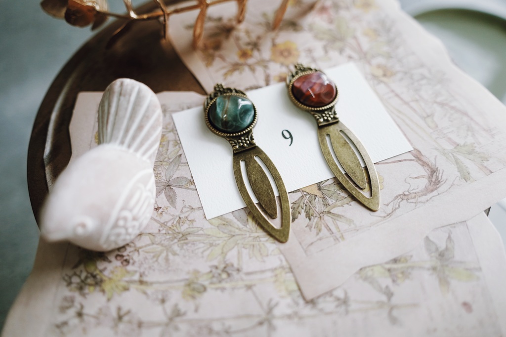 秋冬カラーのブックマーカー