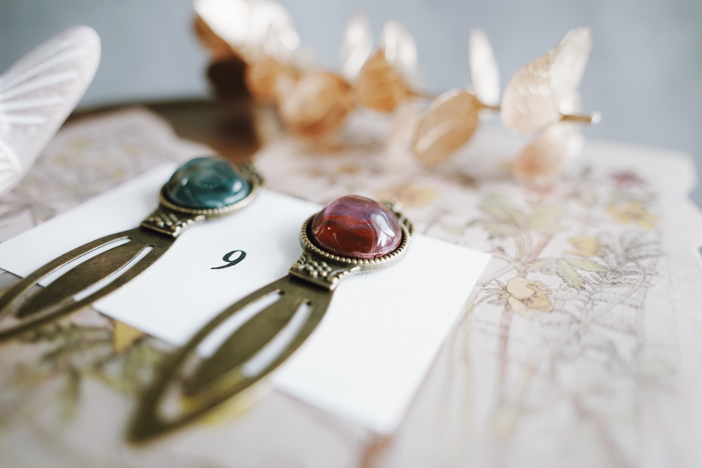 秋冬カラーのブックマーカー