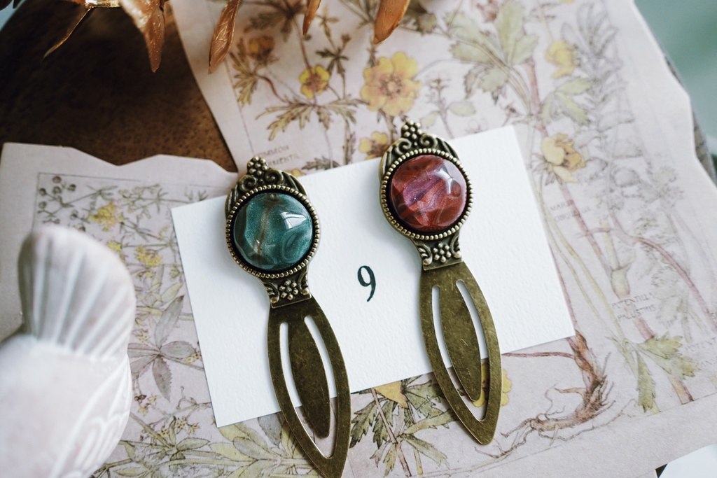 秋冬カラーのブックマーカー