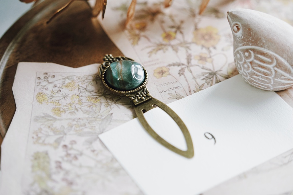 秋冬カラーのブックマーカー