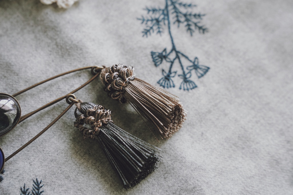 ガラスとフリンジのストールピン