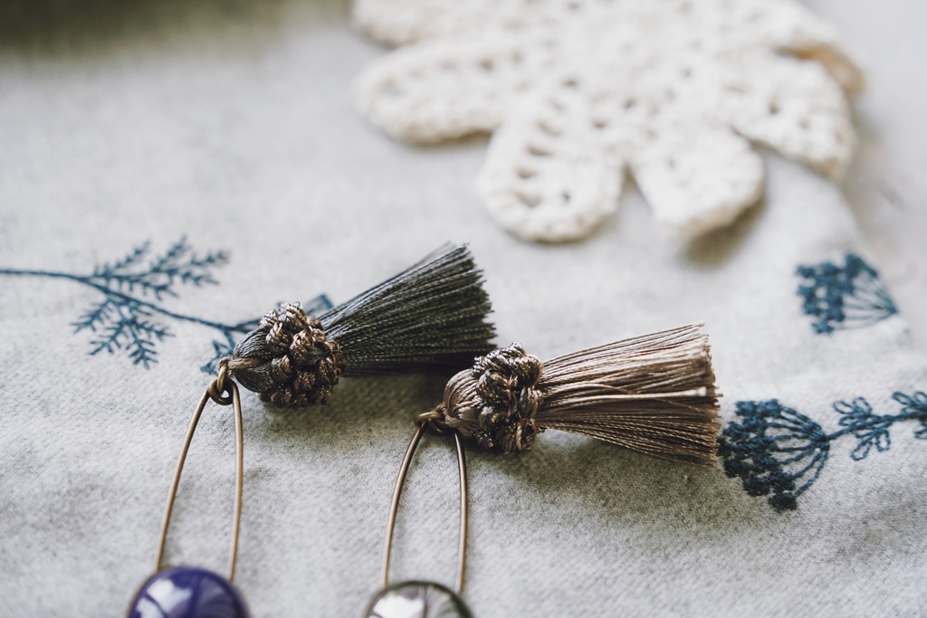 ガラスとフリンジのストールピン