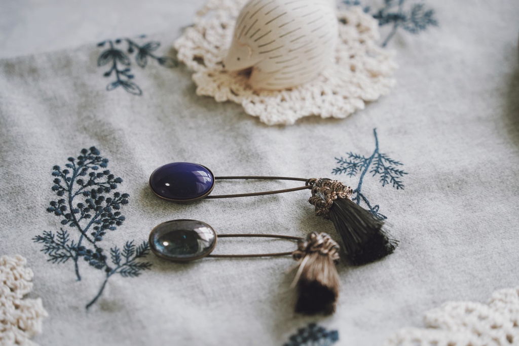 ガラスとフリンジのストールピン