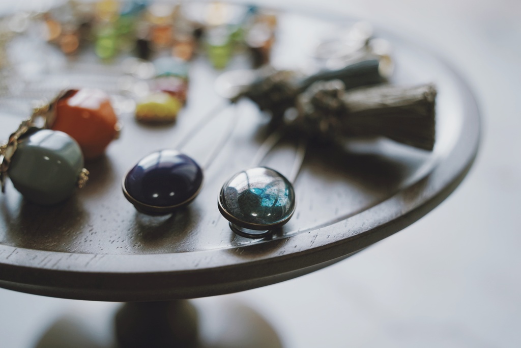 ガラスとフリンジのストールピン