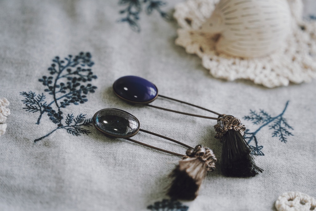 ガラスとフリンジのストールピン
