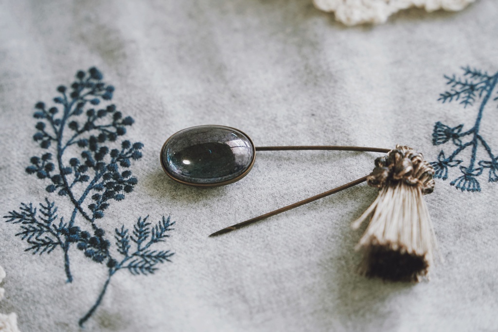 ガラスとフリンジのストールピン