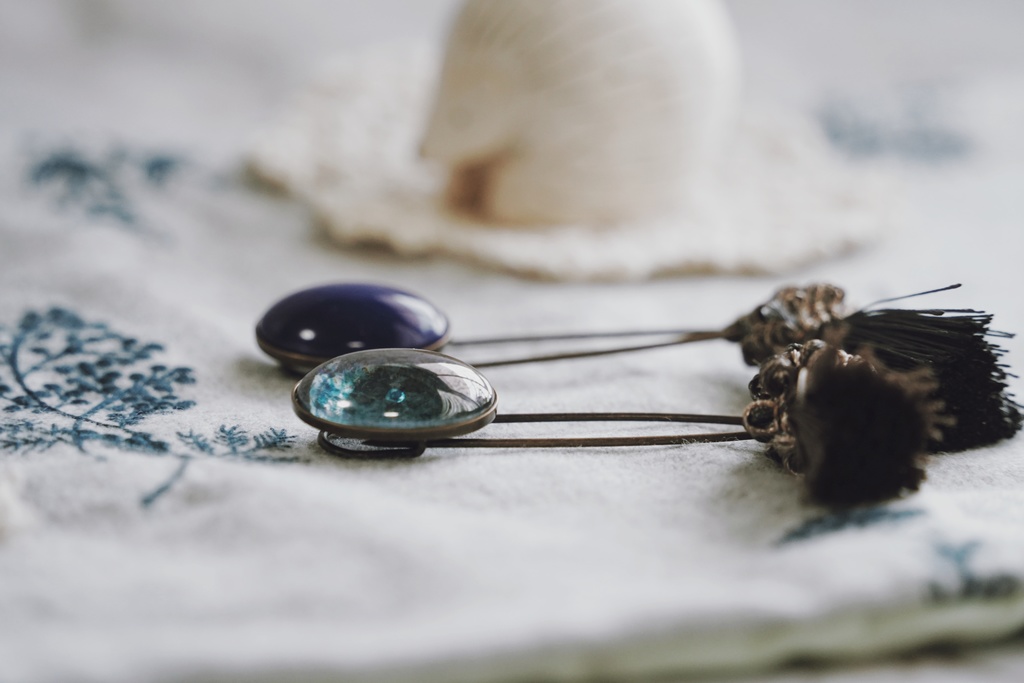 ガラスとフリンジのストールピン