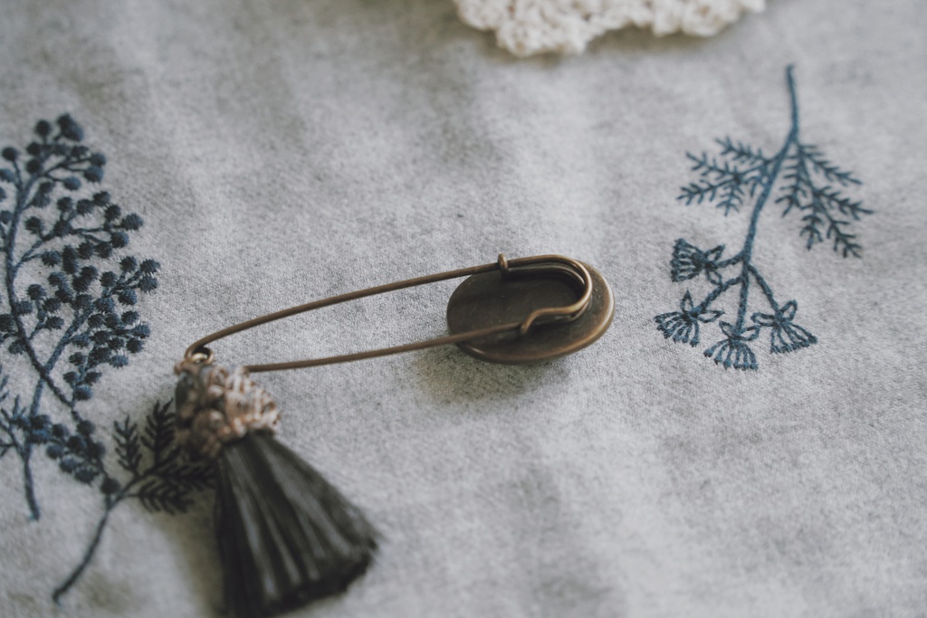 ガラスとフリンジのストールピン