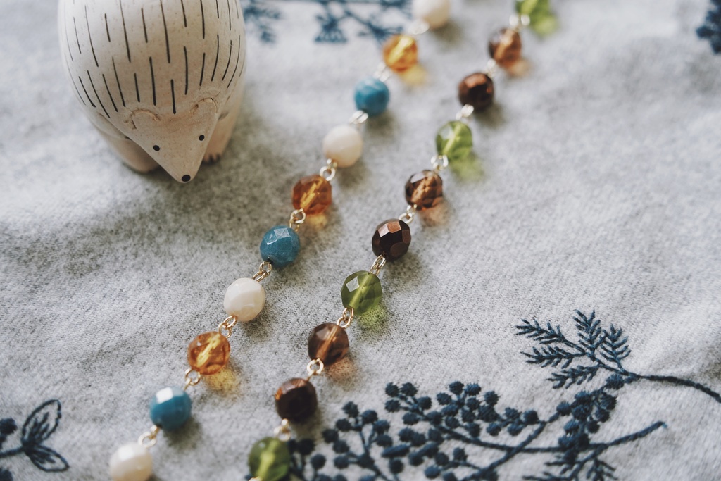 モノトーンに映えるブレスレット