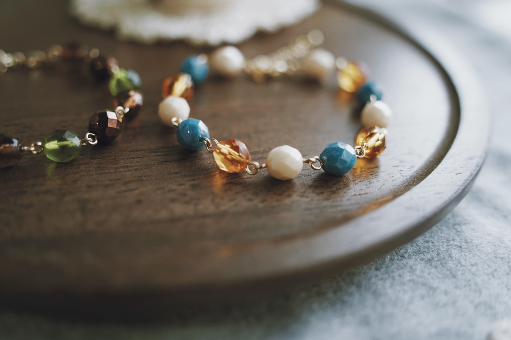 モノトーンに映えるブレスレット