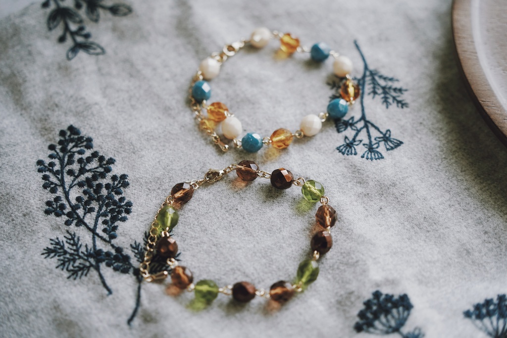 モノトーンに映えるブレスレット