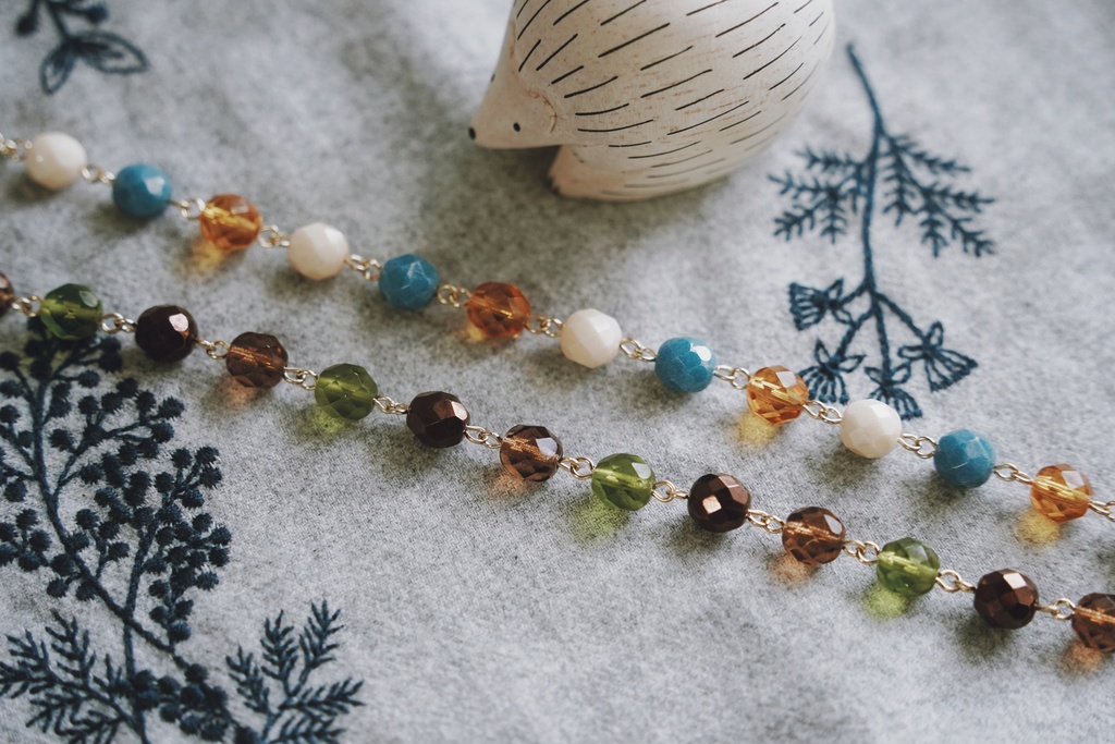 モノトーンに映えるブレスレット