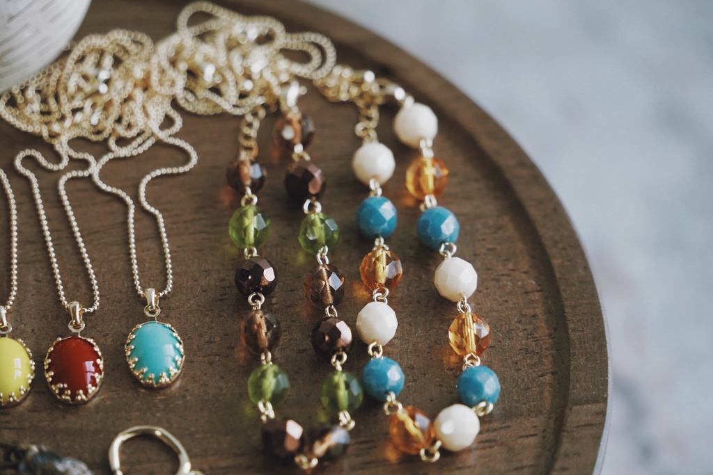 モノトーンに映えるブレスレット