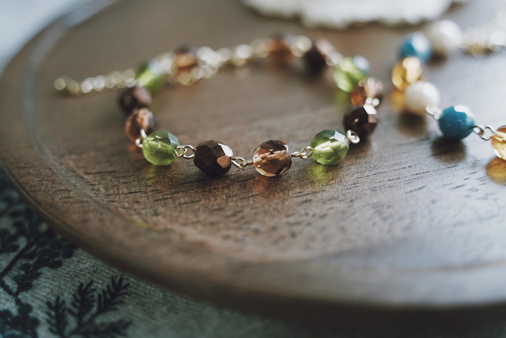 モノトーンに映えるブレスレット