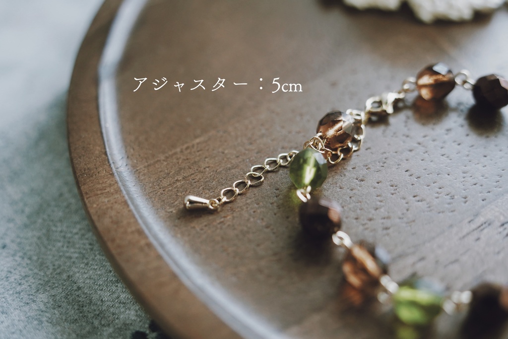 モノトーンに映えるブレスレット