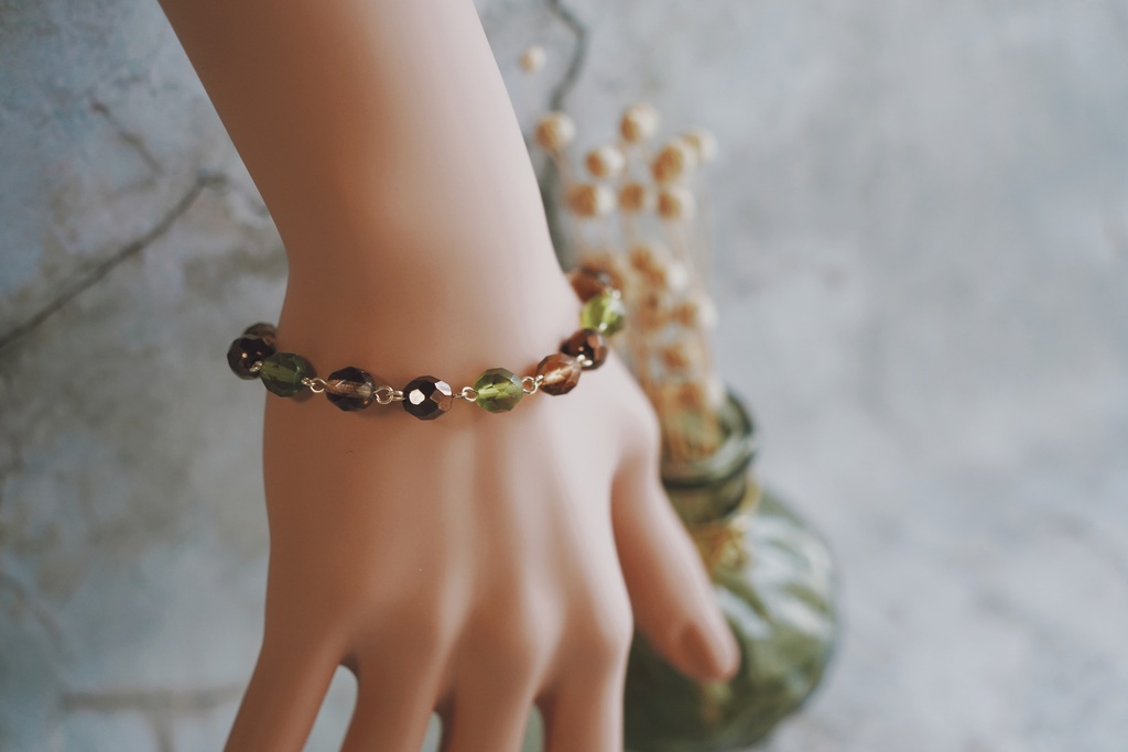 モノトーンに映えるブレスレット