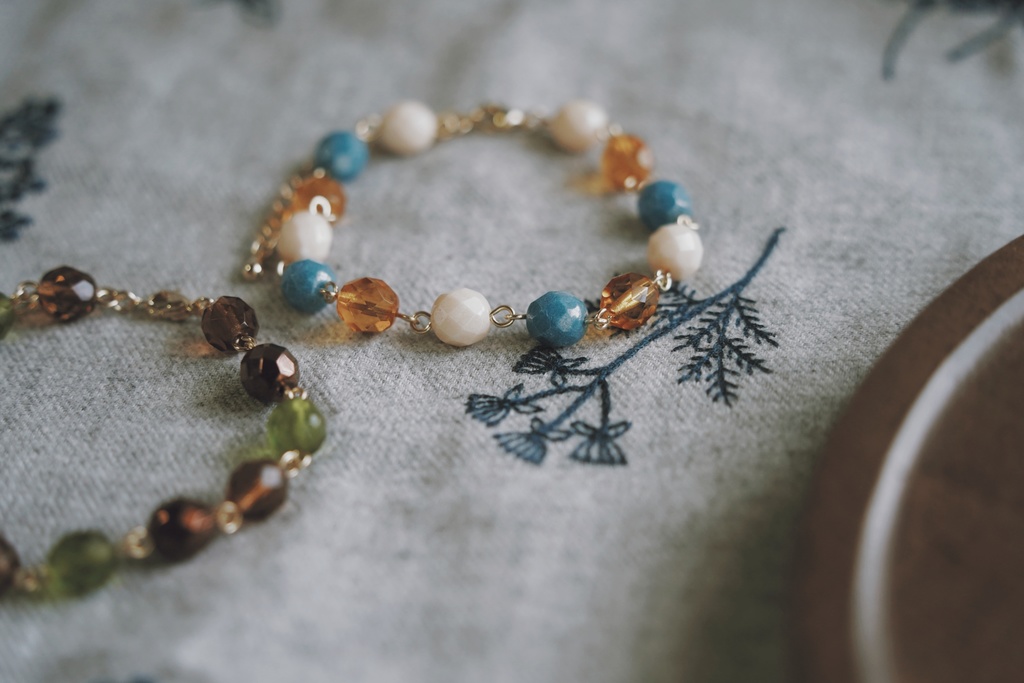 モノトーンに映えるブレスレット