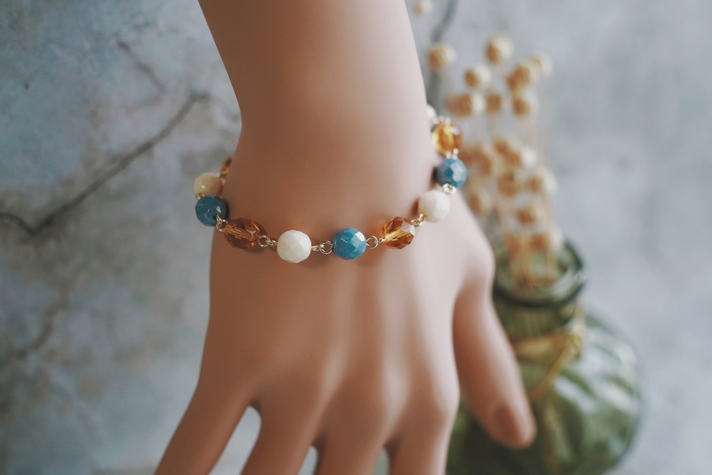 モノトーンに映えるブレスレット