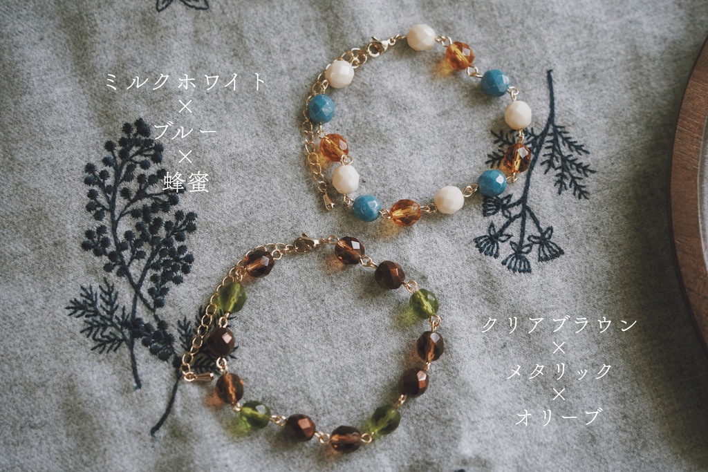 モノトーンに映えるブレスレット
