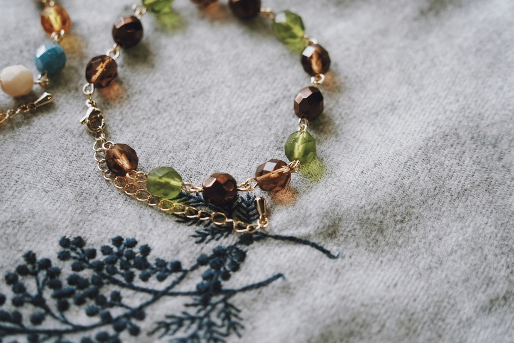 モノトーンに映えるブレスレット