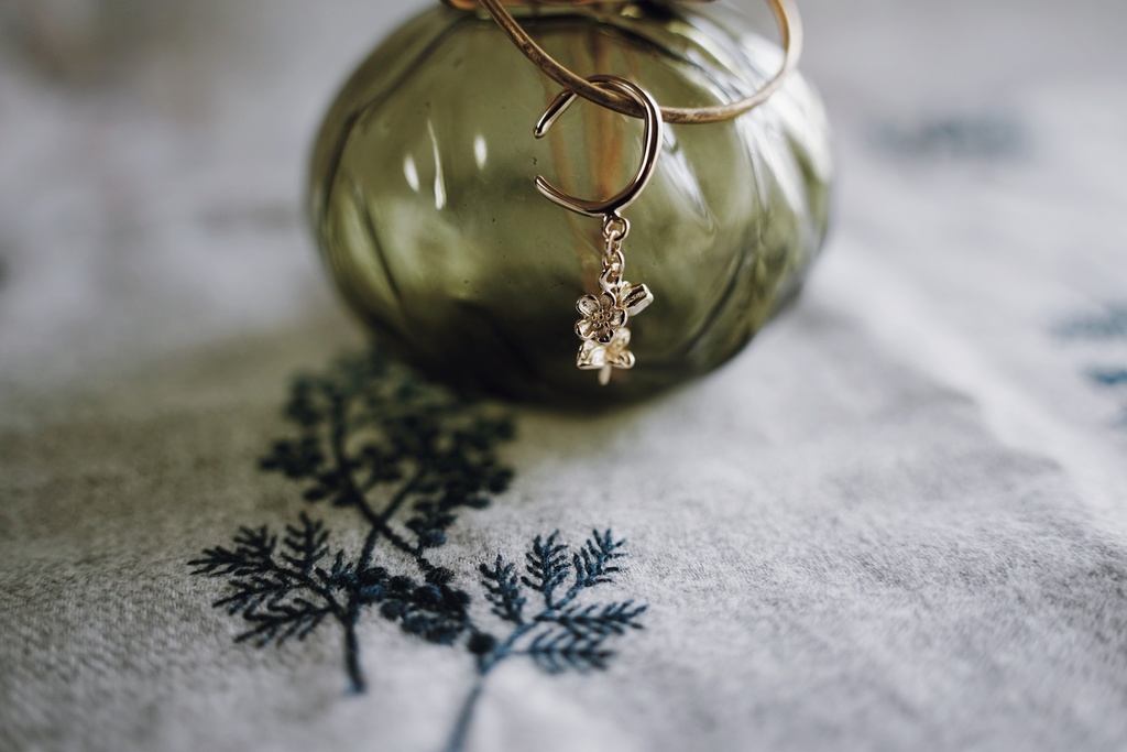 ゴールドフラワーのイヤーカフ【1個売り】