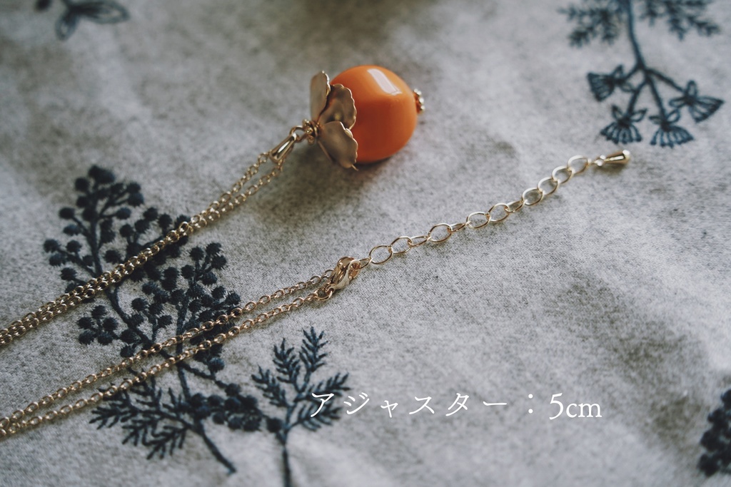 柿の実の首飾り