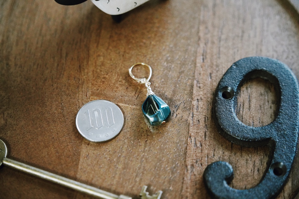 ランダムカットガラスの耳飾り