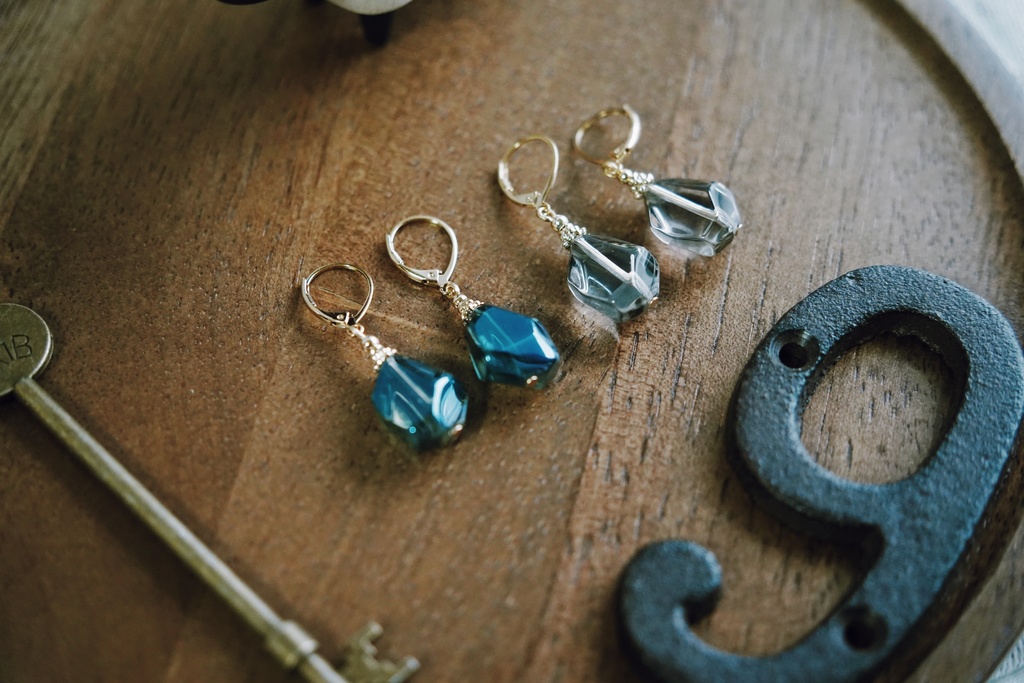 ランダムカットガラスの耳飾り