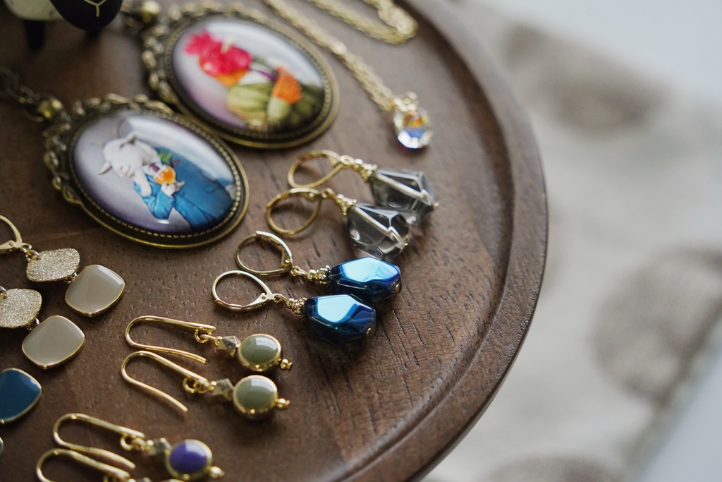 ランダムカットガラスの耳飾り