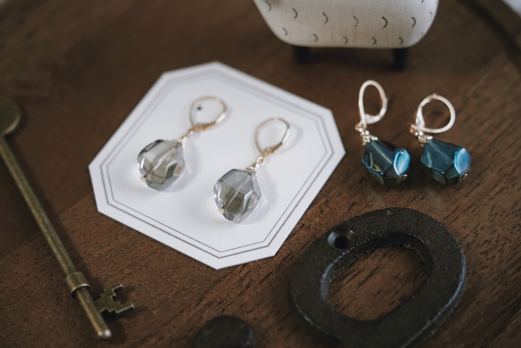 ランダムカットガラスの耳飾り