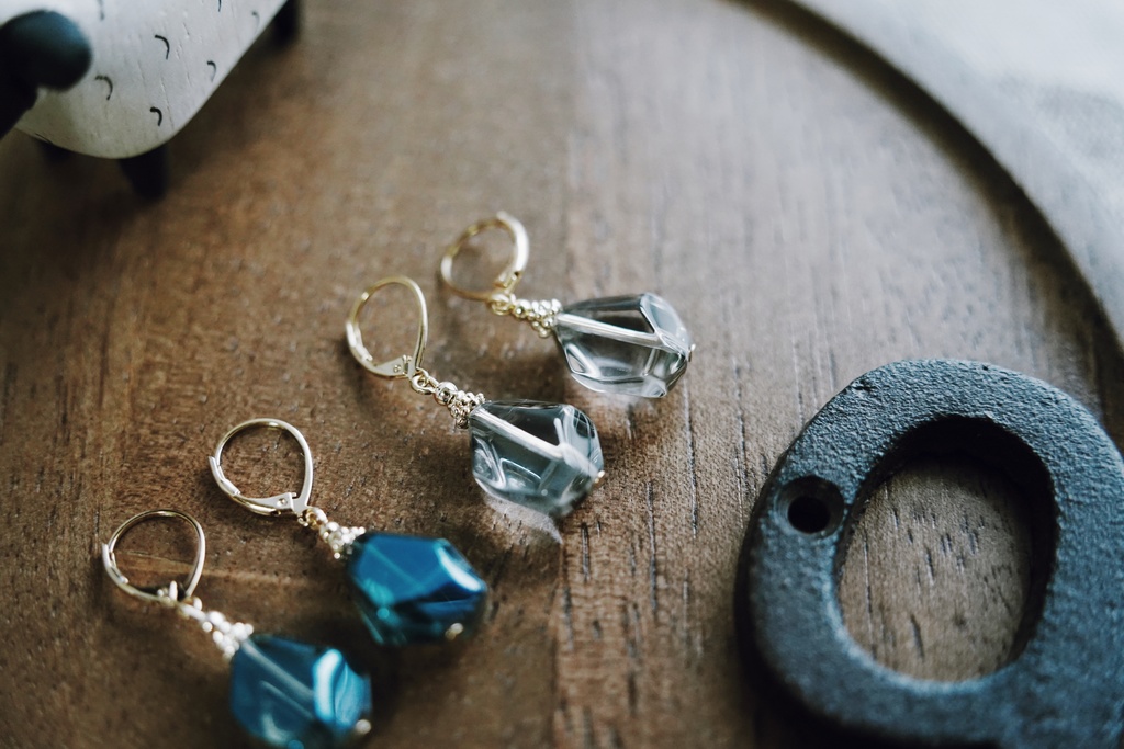 ランダムカットガラスの耳飾り