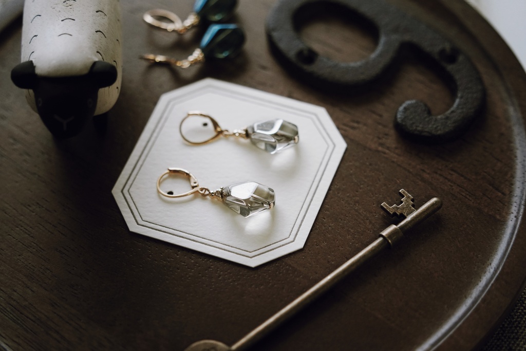 ランダムカットガラスの耳飾り