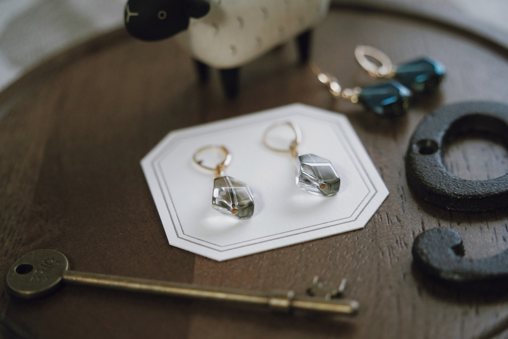 ランダムカットガラスの耳飾り