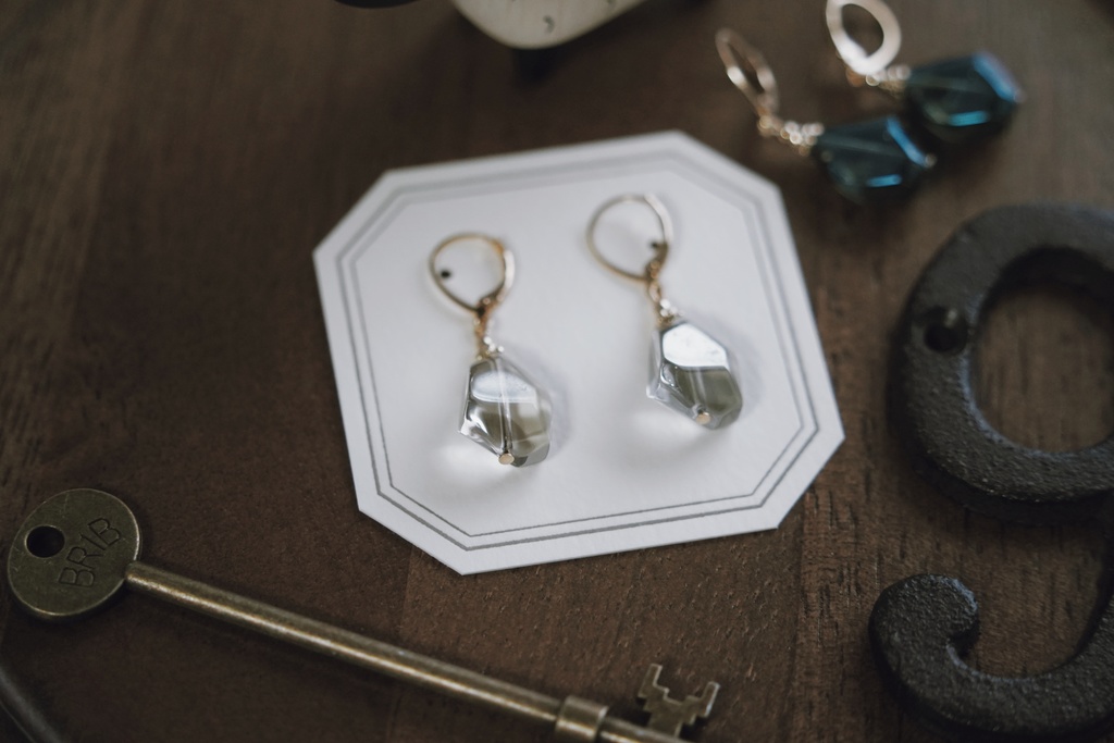 ランダムカットガラスの耳飾り