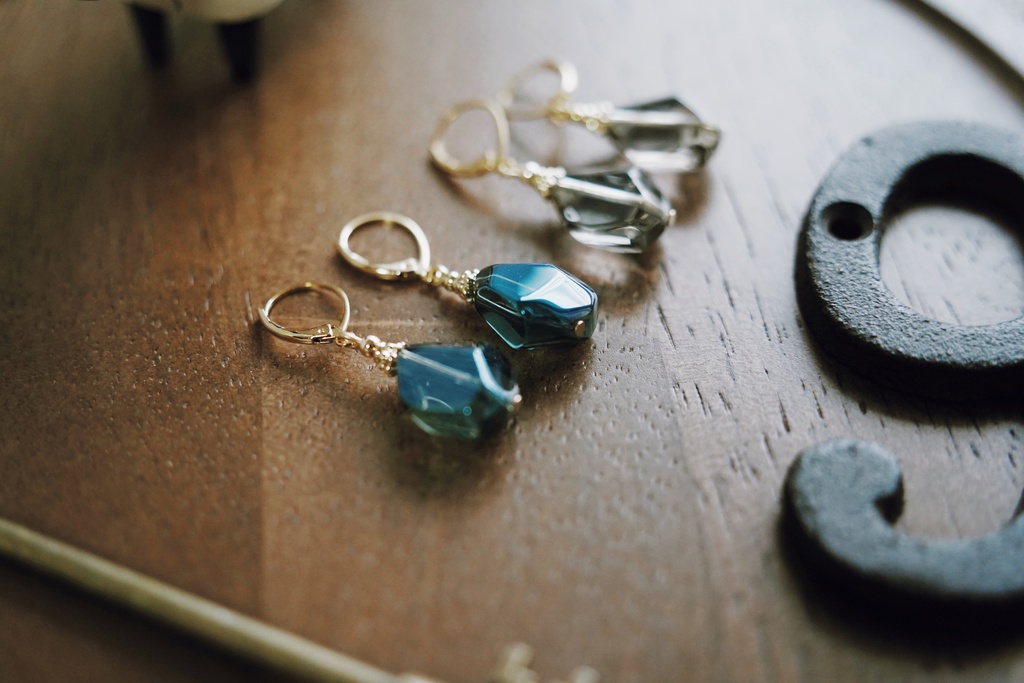 ランダムカットガラスの耳飾り