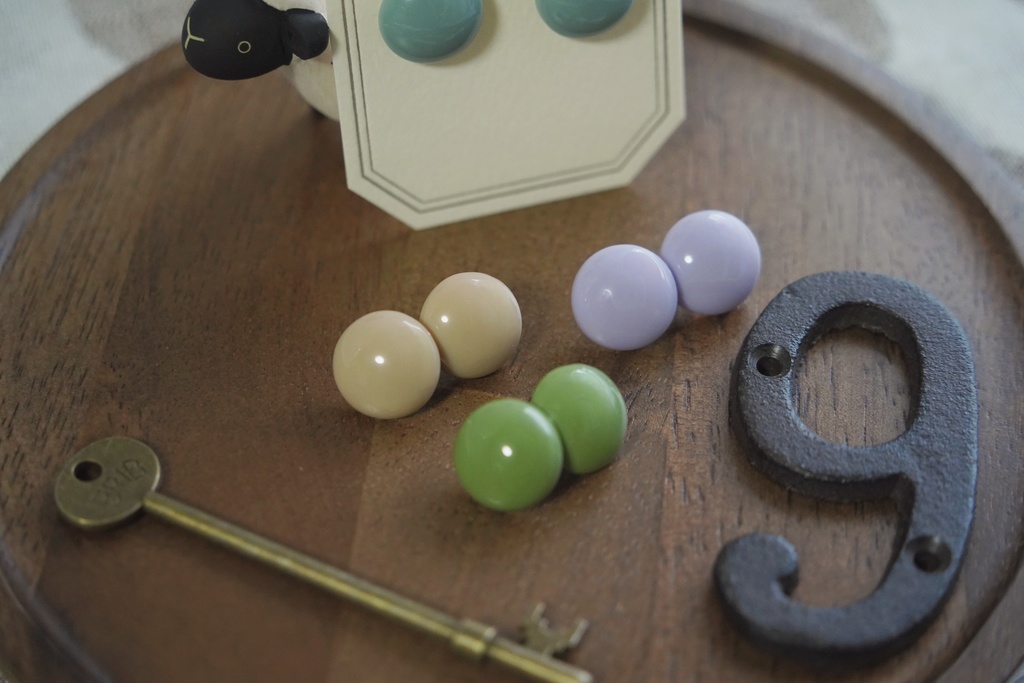 くすみカラーのシンプルラウンドピアス