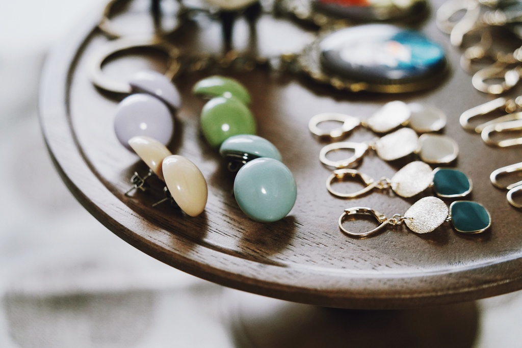 くすみカラーのシンプルラウンドピアス