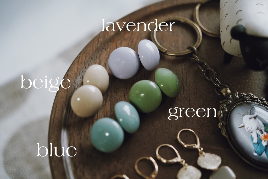 くすみカラーのシンプルラウンドピアス