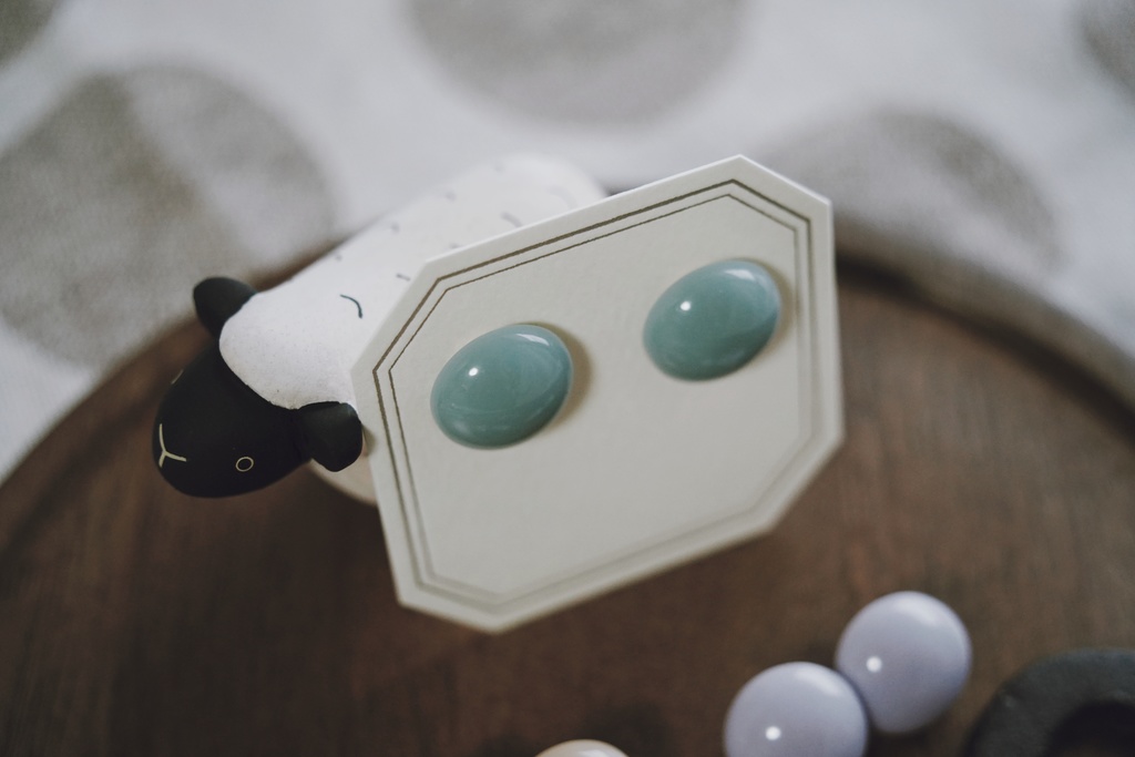 くすみカラーのシンプルラウンドピアス