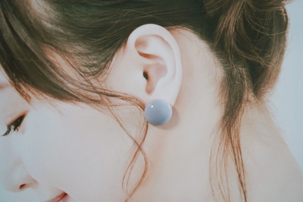 くすみカラーのシンプルラウンドピアス