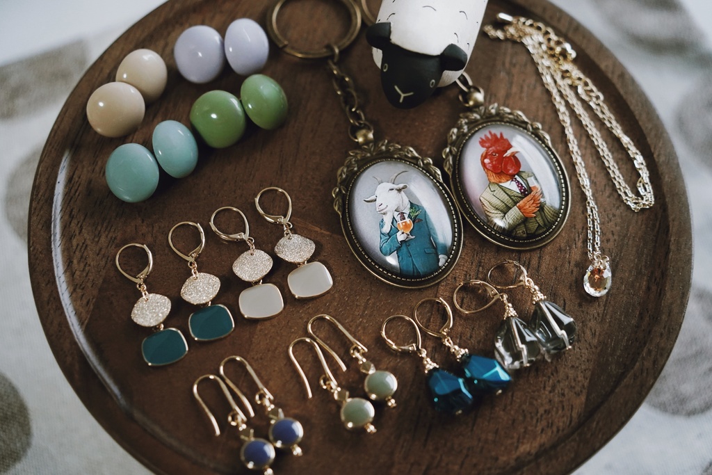 くすみカラーのシンプルラウンドピアス