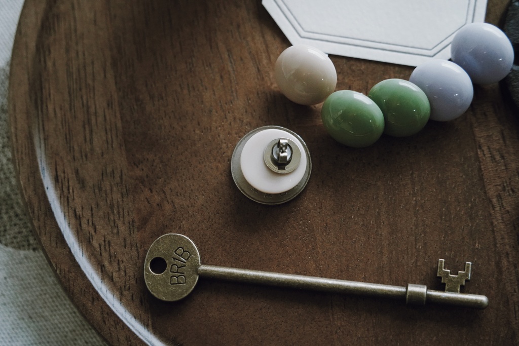 くすみカラーのシンプルラウンドピアス