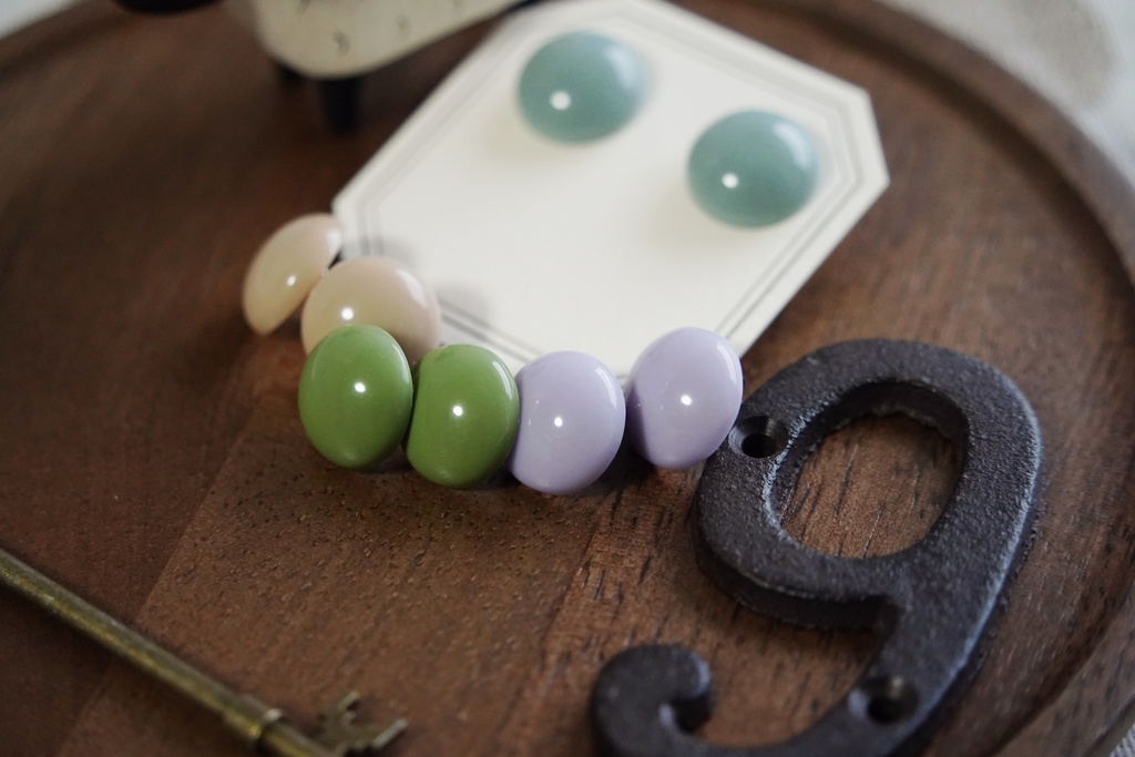 くすみカラーのシンプルラウンドピアス