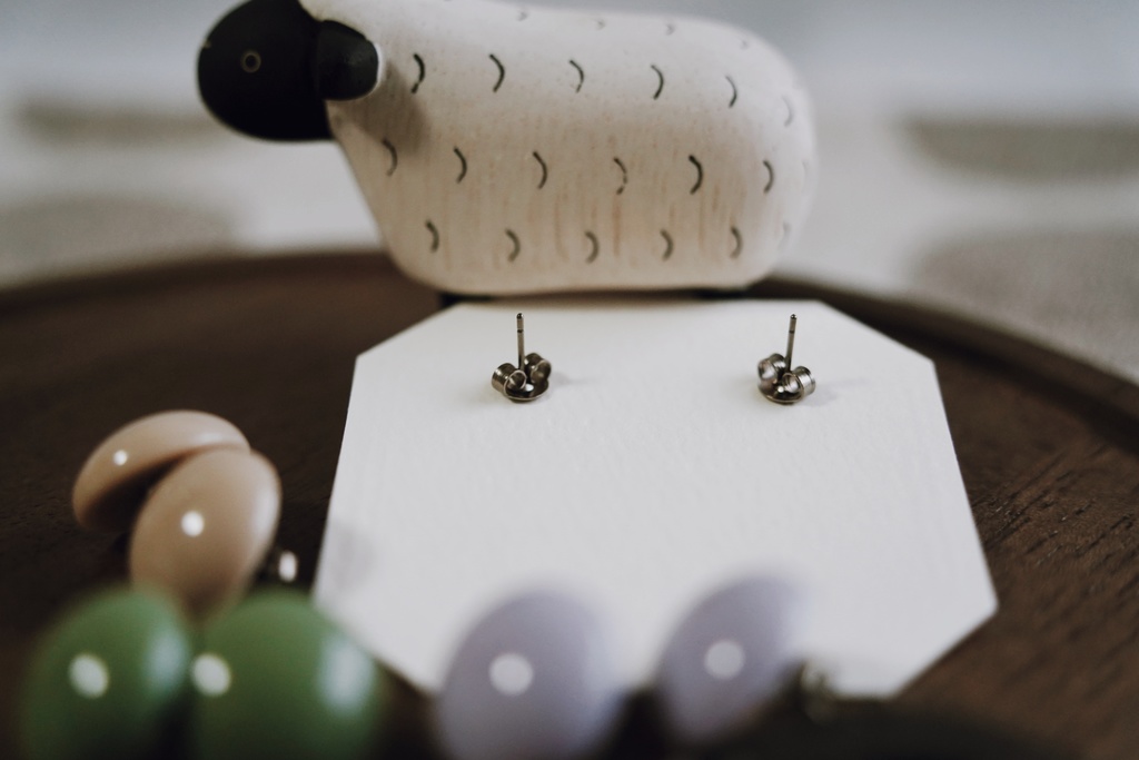 くすみカラーのシンプルラウンドピアス